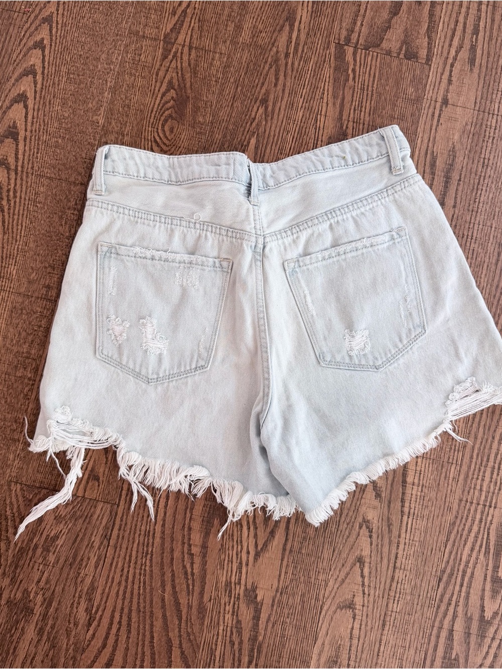 Light wash cutoff shorts - Picture 2 of 3